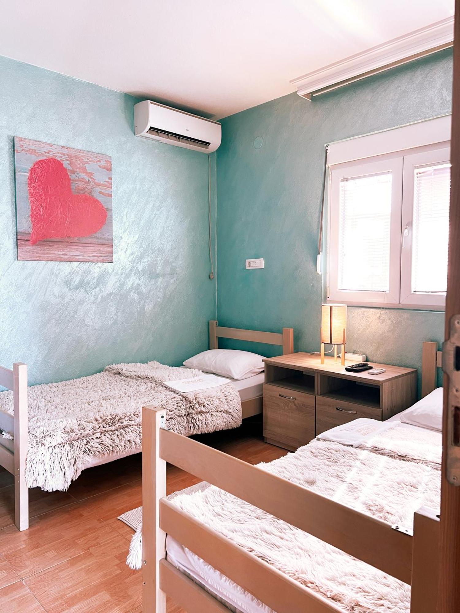 Apartments Aerodrom Podgorica Bilik gambar